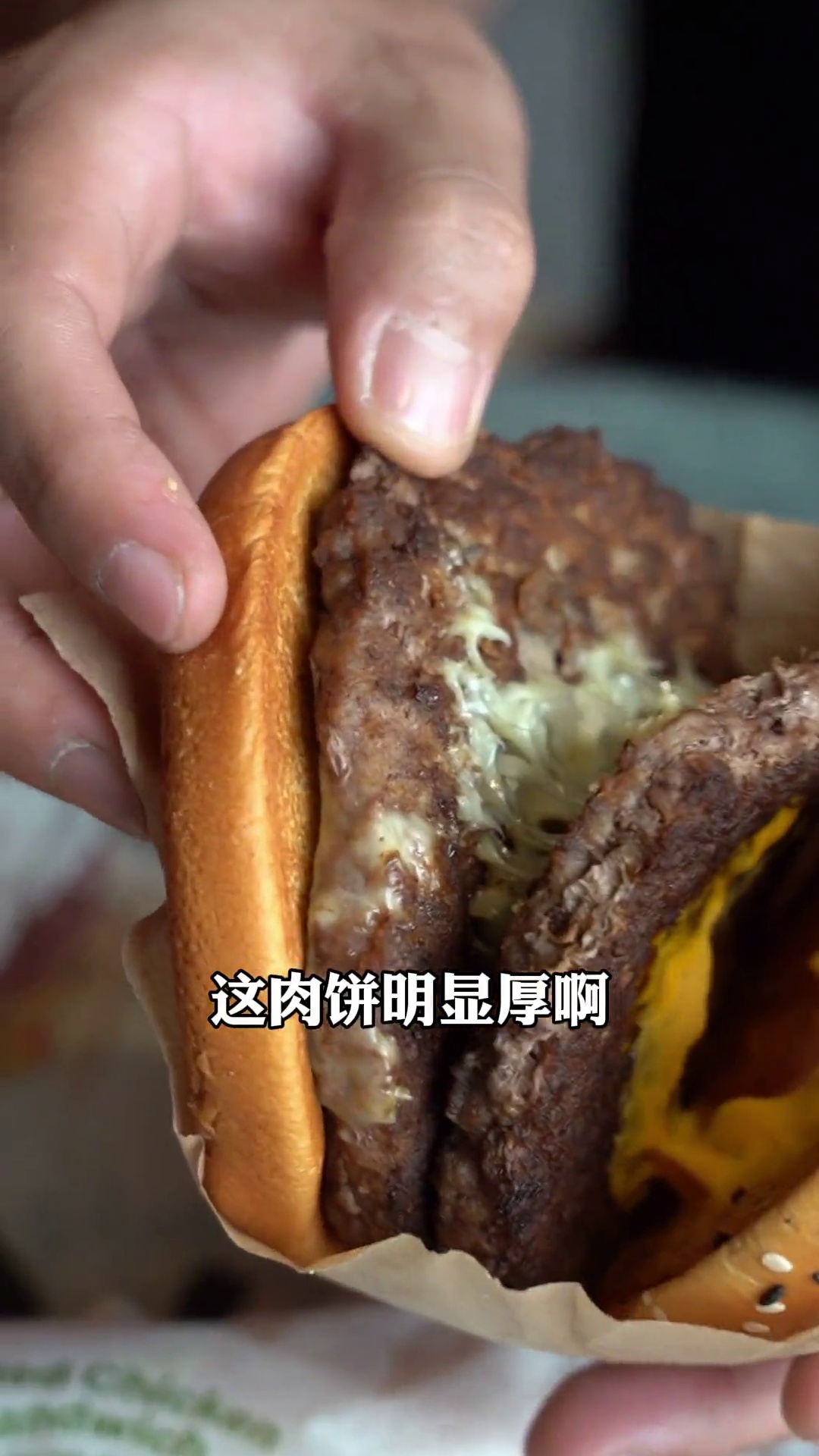 双层安格斯麦克斯厚牛芝士堡