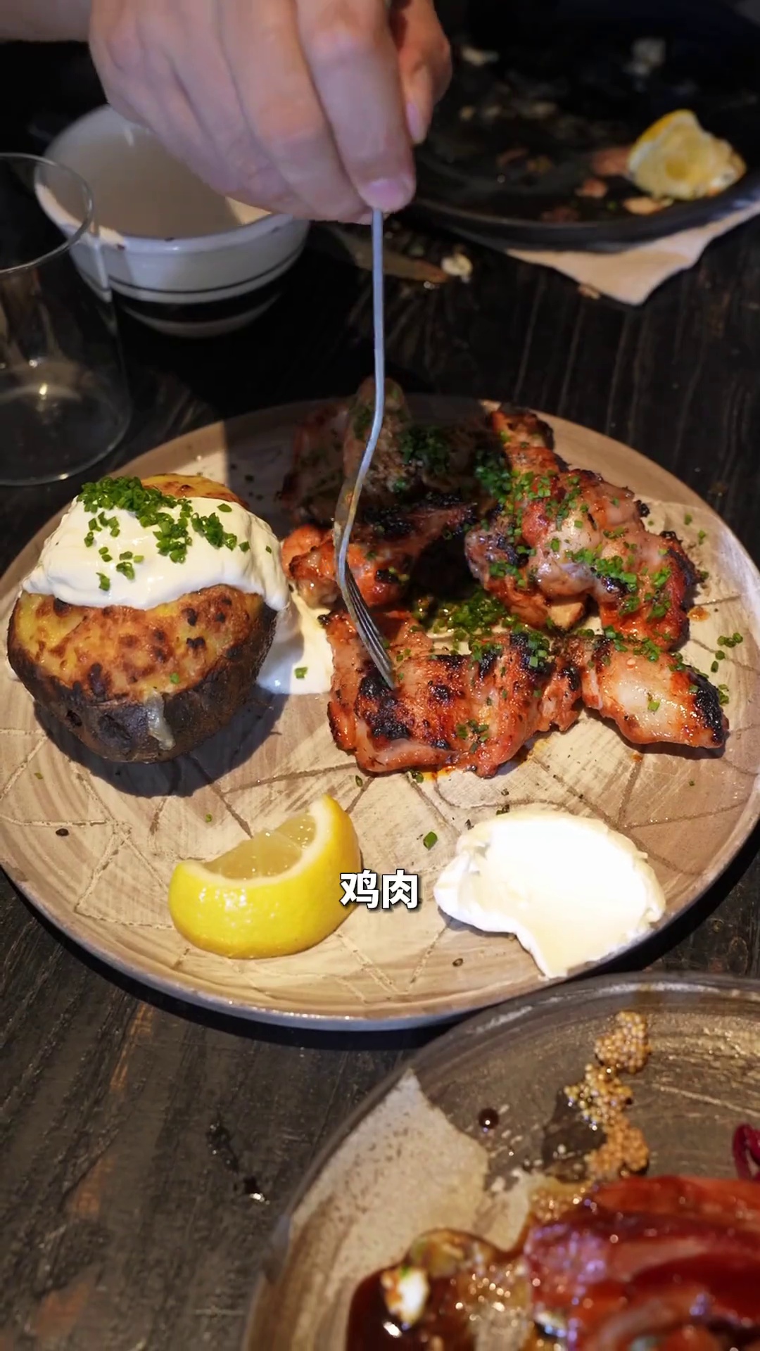 奥尔良风味烤鸡胸配填馅土豆